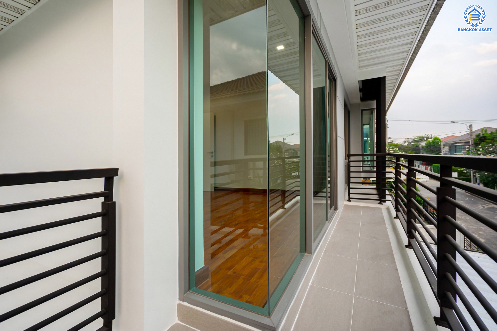 บ้านมือสองตกแต่งใหม่ ม.เพอร์เฟคเพลส แจ้งวัฒนะ บ้านเดี่ยวหลังใหญ่ เนื้อที่ 61.9 ตร.ว. ฟังก์ชัน 3 ห้องนอน 4 ห้องน้ำ 1 ห้องแม่บ้าน จอดรถได้ 2 คัน รองรับทุกการอยู่อาศัย บนทำเลศักยภาพ ใกล้เซ็นทรัลแจ้งวัฒนะ ทางด่วน และรถไฟฟ้าสายสีชมพู "สถานีแยกปากเกร็ด"